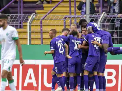 Die Osnabr&uuml;cker Spieler jubeln nach dem Tor zum 1:0.