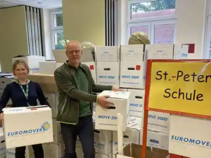 800 Umzugskartons haben das Kollegium der St.-Peter-Schule um Schulleiterin Elena Lietzmann sowie Hausmeister Fred Wachsmann gepackt.
