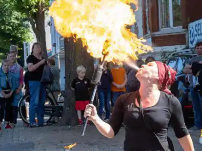 Gut besucht war die Nadorster Meile am Samstag: Viele Stra&szlig;enk&uuml;nstler lieferten eine tolle Show ab.