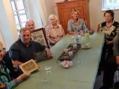 Kl&ouml;nschnack bei Frauke Liening in Hengstlage: (von links) Else Knief, Herwig Friederichs, Helmut Schr&ouml;der, Hanna D&ouml;ding, Frauke Liening, Hilde Fleitmann und Werner Freese