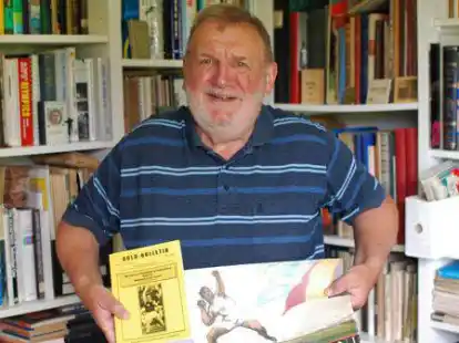 Historisch und selbst verfasst: Henner M&ouml;hlmannn mit seinem Weitsprungbuch (l.) und einem Stadionheft der Olympischen Spiele in Antwerpen.