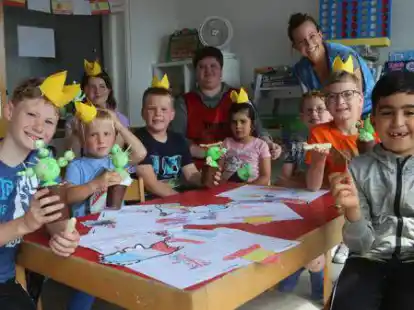 Gemeinsam mit den Kindern haben die Betreuerinnen (von links) Bettina M&uuml;ller und Lara Klein zum Thema Europa gemalt und gebastelt.