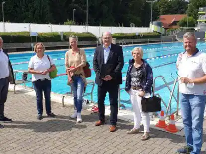 Informierte sich &uuml;ber die Situation des Freibades: die Wildeshauser CDW.  Der st&auml;dtische Baudezernent Manfred Meyer (von links) sprach mit Gudrun Brockmeyer, Christin Rolli&eacute;, Jens-Peter Hennken, Hildegunde Becker und Frank St&ouml;ver.