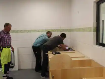 Letzte Arbeiten im Wickelraum: Der Anbau der Metjendorfer Kita L&uuml;ttje Padd ist fast komplett fertig. Mittwoch ziehen dort die Kinder ein.