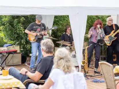 Die Bluesband Blue Terrace spielte beim Konzert des Kulturvereins Hude auf der Terrasse des Hauses Lichtblick.