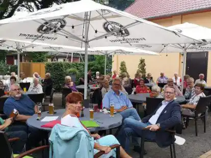 Die Awo hatte zum Grillfest eingeladen. Auch Wildeshausens B&uuml;rgermeister Jens Kuraschinski (rechts) war zu Gast.