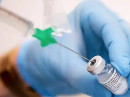 Eine Klinik-Mitarbeiterin zieht den Covid-19 Impfstoff von Biontech/Pfizer f&uuml;r eine Impfung auf eine Spritze. (Symbolbild)