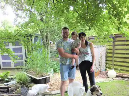 Tim Caspers, Nadine Alich und Sohn Lennox Leander haben viel Freude an ihrem Garten.
