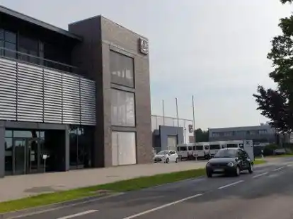 Kann sich weiter am Hauptstandort Apen entwickeln: AMF Bruns. Im Vordergrund das 2012 erbaute B&uuml;rogeb&auml;ude, im Hintergrund direkt an der Stra&szlig;e das neue Forschungs- und Entwicklungszentrum.