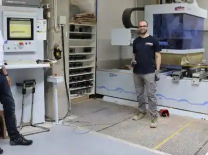 Die CNC-Fr&auml;smaschine, vor der Carsten Wichmann (links, Gesch&auml;ftsf&uuml;hrer der Tischlerei Sandkuhl) und Philip Ludwig (Tischler-Geselle) stehen, wird mit Daten aus dem B&uuml;ro gespeist.