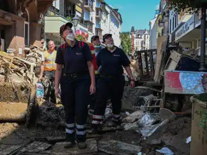 Nicht nur die Mitglieder von Organisationen wie dem Deutschen Roten Kreuz helfen in Bad Neuenahr-Ahrweiler, auch viele Privatleute packen mit an.
