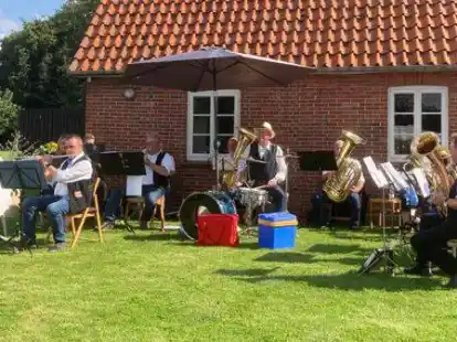 Musik bei bestem Wetter genie&szlig;en: Die Kleine Hatter Blasmusik ist in Kirchhatten aufgetreten.