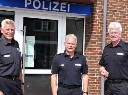 Als neuer Kontaktbereichsbeamter im Dienst: Volker Heyn (Mitte) ist auf den Stra&szlig;en in Bad Zwischenahn und Edewecht neuer Ansprechpartner f&uuml;r die B&uuml;rger. Vorgestellt wurde er von Heinz Schevel (links), Leiter des Polizeikommissariats Bad Zwischenahn und Ralf Becker, Leiter Einsatz- und Streifendienst.