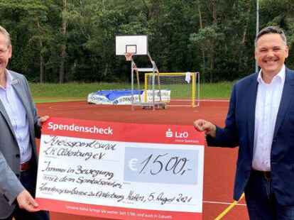 Na, wenn das keine gl&uuml;cklichen Gesichter sind (von links): J&ouml;rg Niemann &uuml;bergab den symbolischen Scheck an J&ouml;rg Skatulla.