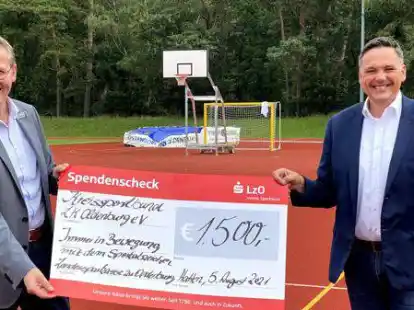 Na, wenn das keine gl&uuml;cklichen Gesichter sind (von links): J&ouml;rg Niemann &uuml;bergab den symbolischen Scheck an J&ouml;rg Skatulla.