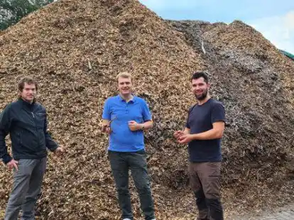 Besuch der Wardenburger Firma LiPRO, die mit ihren Anlagen holzige Biomasse in W&auml;rme und Strom umwandeln kann (von links): Frederick K&ouml;ster, Philipp Albrecht, Christoph Zimmermann.