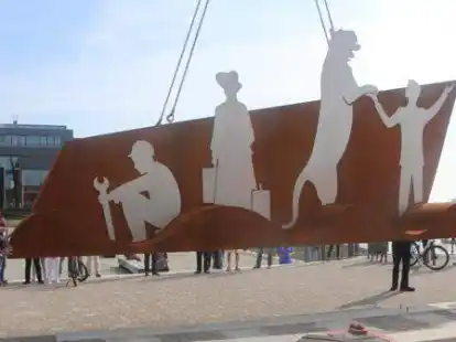 Eine Drehung noch, dann steht sie richtig: Am Freitag wurde am F&auml;hranleger die neue Skulptur mit Blexer Motiven aufgestellt.