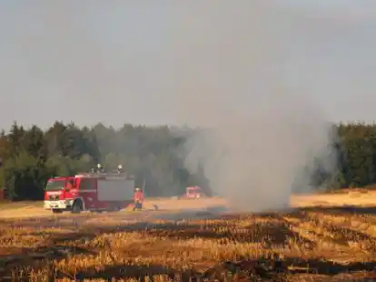 Einsatz auf dem Feld: Die Feuerwehr Harpstedt bek&auml;mpft einen Fl&auml;chenbrand.