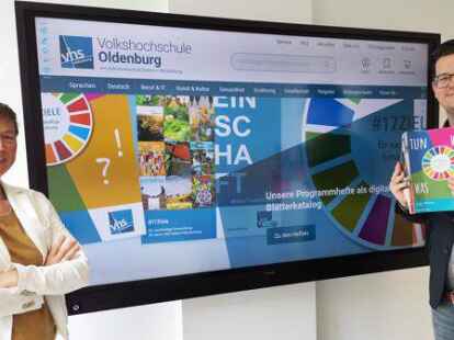 So sieht es aus:   Frauke Sterwerf (Teamleitung Marketing/Vertrieb) und Veit Eveslage ( Bereichsleitung Programm VHS) zeigen das bunte Programm.