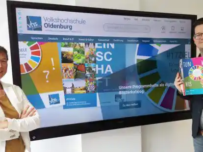 So sieht es aus:   Frauke Sterwerf (Teamleitung Marketing/Vertrieb) und Veit Eveslage ( Bereichsleitung Programm VHS) zeigen das bunte Programm.