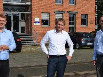 An der Elsflether Kaje (von links) sprachen Philipp Albrecht, Daniel G&uuml;nther und Stephan Siefken auch maritime Themen an.