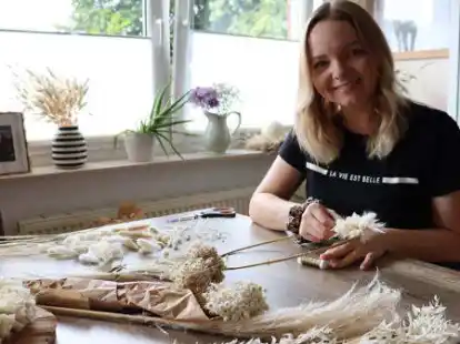 Mit feinem Draht und viel Liebe: Christina Hoffmann aus Hengsterholz bindet Kr&auml;nze aus Trockenblumen.