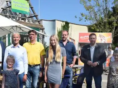 Mark Schuur, Daniela Brockhoff-Bode mit Tochter Jadara, Schwimmmeister Dieter Oberegger mit Tochter Norma, Eike Hessenius vom TuS Tossens, B&uuml;rgermeister Axel Linneweber und Deborah Oberegger mit Tochter Lorna (von links) freuen sich, dass es so schnell und unb&uuml;rokratisch klappt mit den Schwimmkursen f&uuml;r Kinder.