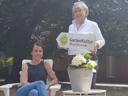 Freuen sich auf dem Hof Schweers in Ostrittrum auf das Konzert im Rahmen des Gartenkultur-Musikfestivals: Gitte (links) und Monika Grashorn
