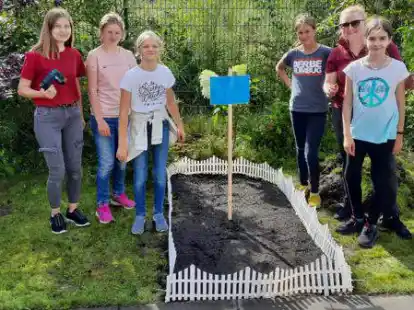 Keine zwei Stunden haben die M&auml;dchen der Tierheim-Jugendgruppe mit ihrer Gruppenleiterin Wiebke M&ouml;ller (2. von rechts) und Tierpflegerin Laura Kok (ganz links) f&uuml;r das Futterbeet gebraucht.