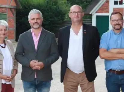Unabh&auml;ngige W&auml;hler Elsfleth (UWE) f&uuml;r den Stadtrat (von links): Cordula Rebehn, Thorsten B&ouml;ner (Vorsitzender der UWE), Edgar Di Benedetto und Danny Martens