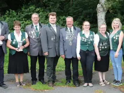 Sie waren die Geehrten beim K&ouml;nigsschie&szlig;en: Michael D&uuml;ser, Beate Meinen, Gerold B&uuml;sing, Christoph L&uuml;ttmann, Manfred Jacobs, Maren Bollmann, Ingrid Mutzenbecher, Katharina L&uuml;ttmann, Marion L&uuml;ttmann und Hartmut Wilkens
