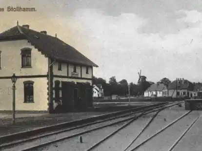 Wo feiernde Menschen zu sehen seien sollten, zeigt diese historische Ansichtskarte lediglich einen menschenleeren Stollhammer Bahnsteig.