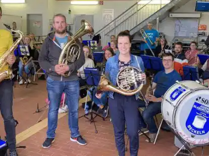 K&ouml;nnen endlich wieder proben: Das &bdquo;Blaso&bdquo; Beckeln mit Torsten Bahrs (vorne, von links), Christian Bahrs, Simone Behnken und Sebastian Otte &uuml;bt aktuell in oder vor der Fahrzeughalle der Freiwilligen Feuerwehr (Bild vom 9. August).