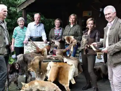 &Uuml;bergabe der Tierpr&auml;parate: (v.l.) Dr. Hans Fittje, Klara und Hinrich Bischoff, Marlies Backhus, Anke Fockenberg, Frauke Hafner und Thomas B&uuml;nting freuen sich, dass das Anschauungsmaterial auch in Zukunft zur Verf&uuml;gung steht.