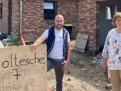 Freuen sich gleicherma&szlig;en &uuml;ber das Neubaugebiet &bdquo;Kieselhorster Weg&ldquo; in Colnrade: Grundst&uuml;ckseigent&uuml;mer Stefan Sommerfeld und B&uuml;rgermeisterin Anne Wilkens-Lindemann