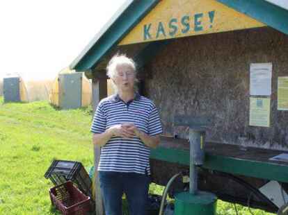 Johanna Eyting an ihrer Kasse: Hier sollen die Blumenpfl&uuml;cker das Geld f&uuml;r ihr Gr&uuml;n einwerfen.