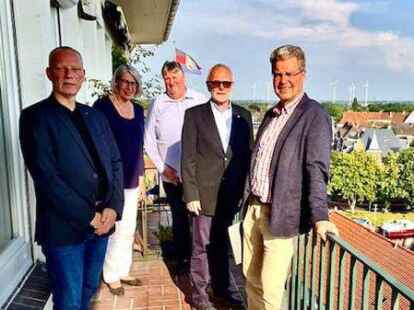 Die Vertreter der Institutionen, denen Bernhard Brahms einen Gro&szlig;teil seines Verm&ouml;gens vermacht hat auf dem Balkon seiner Wohnung auf Schreyers Hoek: Heino Ammersken (Diakonie der Fremdlingen Armen), Elke Br&uuml;ning (Bauverein neue Kirche) Testamentsvollstrecker Hans-J&uuml;rgen Hinrichs, Dietmar Friedrichs (Neue Kirche) und der Vorsitzende der Stiftung Emder Hospiz, Harald Hemken (von links nach rechts). BILD: