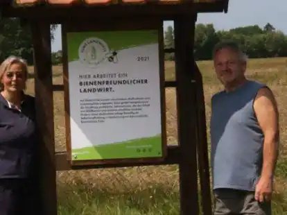 Das Ehepaar Thomas und Katja Gramsch haben Bienen, Hummeln und Co. in Jaderkreuzmoor einiges zu bieten.