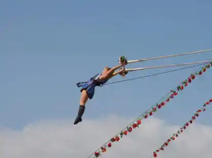 Waghalsige Akrobatik am Trapez bietet der &bdquo;Circus unArtiq&ldquo; den Besuchern der Landtage.