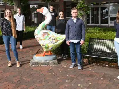 Nina Harig (von links), Hannah Stamminger, Jonas Franke, Christian K&uuml;gel (Jugend- und Auszubildendenvertreter), Sarah-Marie Ernst, Kevin Bielefeld und Lena Sophie van R&uuml;schen sind Auszubildende bei der Gemeinde Ganderkesee.