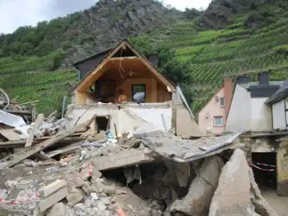 Eindr&uuml;cke aus Dernau: Ein zerst&ouml;rtes Wohnhaus vor den Weinbergen