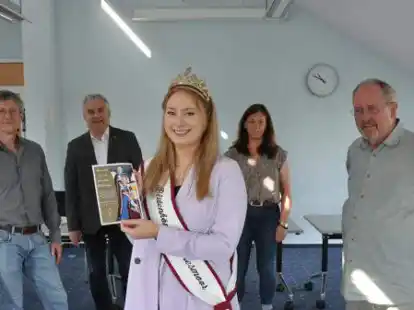 Stellten das Bl&uuml;tenfest-Programm vor (v.l.): Tourismus-Chef Dirk Gerlach, B&uuml;rgermeister Friedrich V&ouml;ller, Bl&uuml;tenk&ouml;nigin Rena Jan&szlig;en, K&ouml;nigshausbetreuerin Karin Bittner-Deyerling und Korso-Gestalter Reinhard Bildhauer.