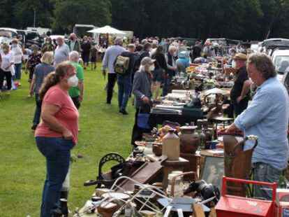 Bummeln, feilschen, kl&ouml;nen: Beim &bdquo;Schlossfloh&ldquo; in Rastede war viel los.