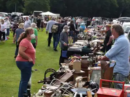 Bummeln, feilschen, kl&ouml;nen: Beim &bdquo;Schlossfloh&ldquo; in Rastede war viel los.