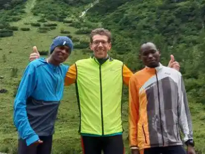 Mit den Lauf-Profis Ronaldo Ngigi Kariuki (links) und  Japhet Mutwiri Mwenda (rechts) aus Kenia hat der Nordenhamer J&ouml;rg Brunkhorst in &Ouml;sterreich ein Laufcamp absolviert.