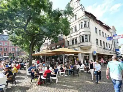 Klarer Gewinner des verkaufsoffenen Sonntags in der Innenstadt: Viele Besucher lie&szlig;en es sich bei den Oldenburger Gastronomen, wie hier am Markt, schmecken.