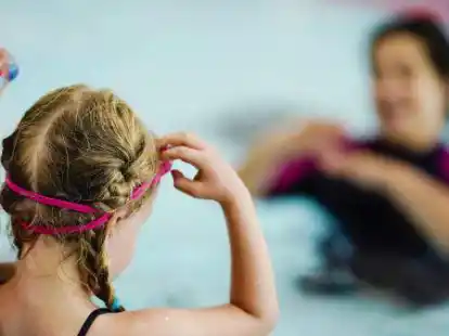 Seit dem Ausbruch von Corona gab es keinen Schwimmunterricht mehr. Der Nachholbedarf ist riesig. Das bekommt jetzt auch der TuS Tossens zu sp&uuml;ren.