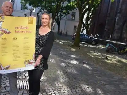 Geh&ouml;ren zum Organisationsteam von &bdquo;einfach bar:rocco&ldquo;: Bernd Feeken und Manuela Girgsdies auf der Freifl&auml;che hinter der Lamberti-Kirche, wo das Festival an diesem Wochenende laufen wird.