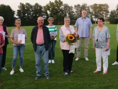 Geehrt wurden von links: Inge Peters, Inge Beckhusen, Ellen Schwarz, Heinz Bruns, Annegret Hilgemeyer, Edelgard Oeltjebruns, Habbo Habbinga, Helga L&uuml;demann, Kerstin Schmeyers, Erika Wilksen, Jens Albrecht.