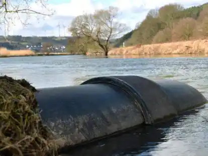 Ein Einleitungsrohr f&uuml;r Salzabwasser am Ufer der Werra beim K+S-Verbundwerk in Philippsthal (Hessen)